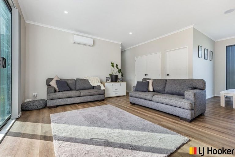 Photo of property in 2 Poutawa Lane, Clarks Beach, 2122