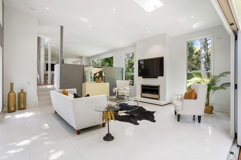 Photo of property in 18 Kereru Grove, Greenhithe, Auckland, 0632