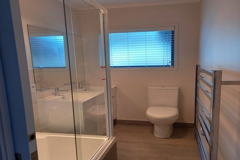 Photo of property in 2/7 Kitewao Street, Northcote, Auckland, 0627