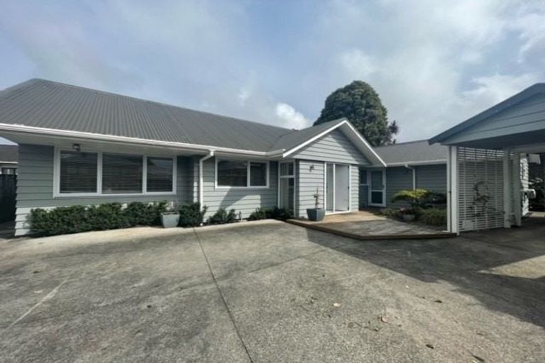 Photo of property in 2/11 Parramatta Place, Botany Downs, Auckland, 2010