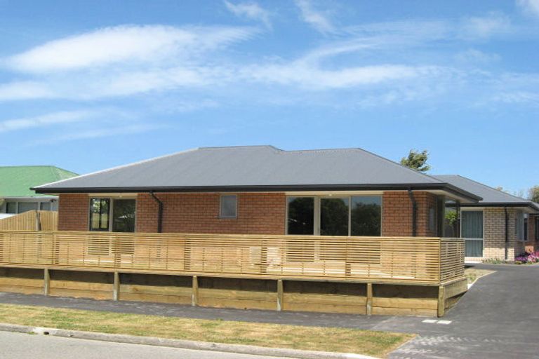 Photo of property in 3/33 Pinehurst Crescent, Russley, Christchurch, 8042