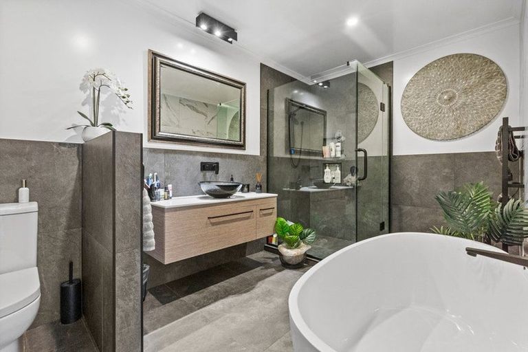 Photo of property in 124 Boord Crescent, Kumeu, 0891