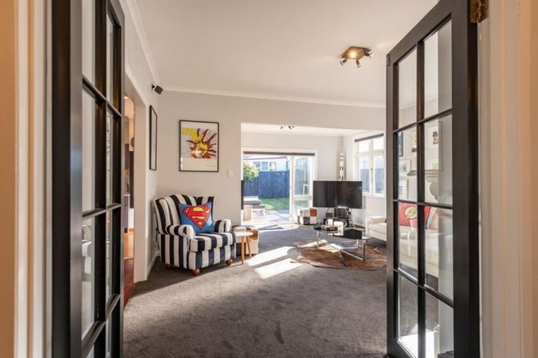 Photo of property in 19 Palm Avenue, Lyall Bay, Wellington, 6022