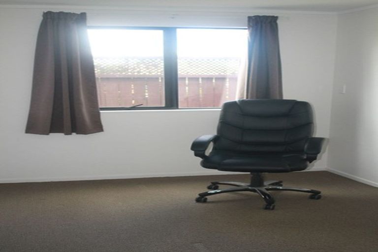Photo of property in 2/26 Unsworth Drive, Unsworth Heights, Auckland, 0632