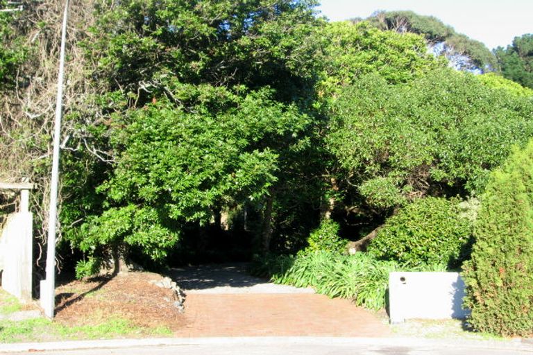 Photo of property in 8 Walnut Grove, Waikanae, 5036