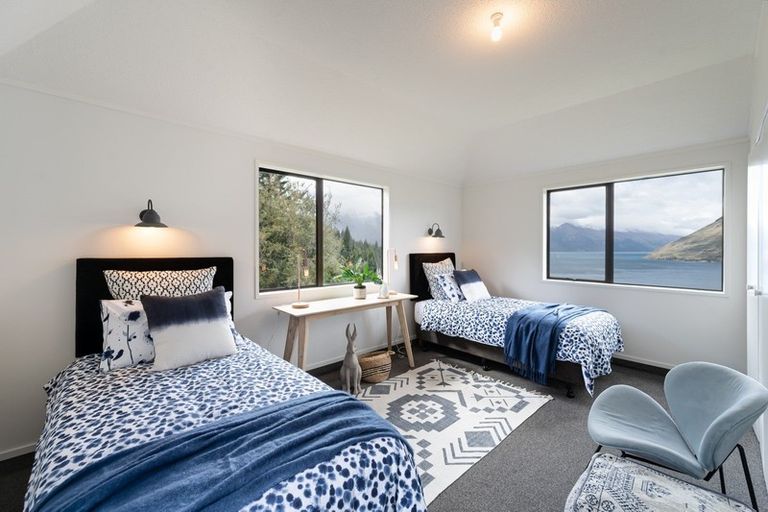 Photo of property in 67 Wynyard Crescent, Fernhill, Queenstown, 9300