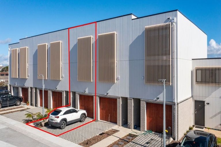 Photo of property in 11 Ngaru Way, Orewa, 0931