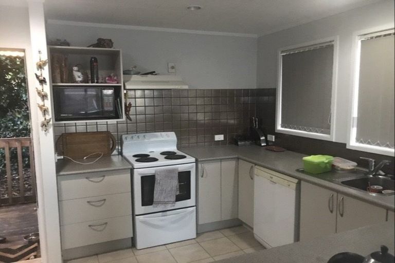 Photo of property in 98 Reynella Drive, Massey, Auckland, 0614