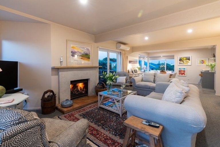 Photo of property in 6 Waiheke Street, Waikanae Beach, Waikanae, 5036