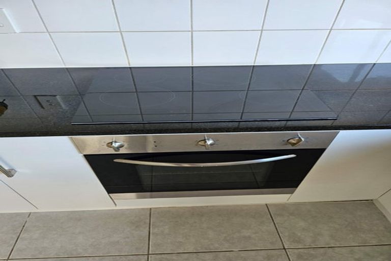 Photo of property in 1/16 Wernham Place, Northcote, Auckland, 0626