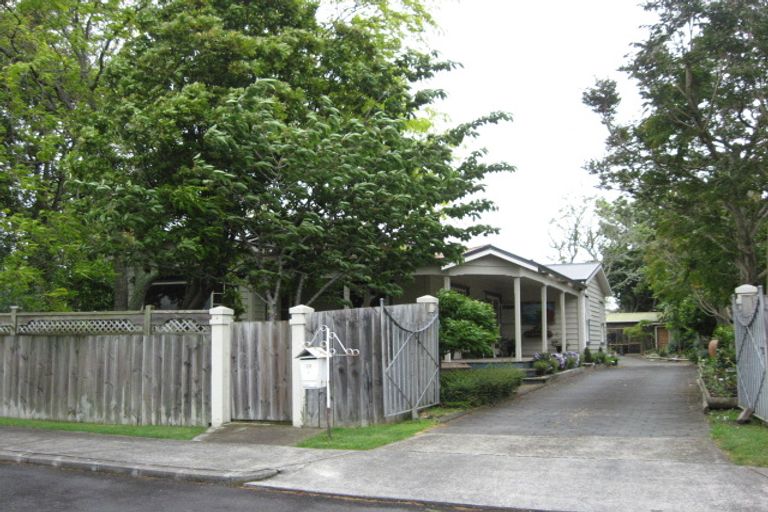 Photo of property in 32 Young Crescent, Drury, 2113