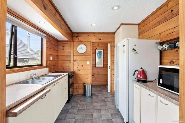 Photo of property in 151 Chivalry Road, Glenfield, Auckland, 0629