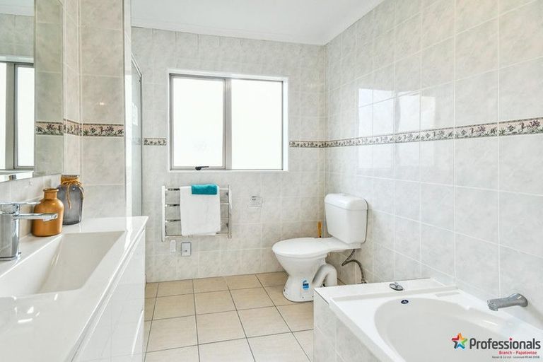 Photo of property in 18 Staten Place, Mangere, Auckland, 2022