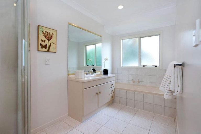 Photo of property in 28 Frank Nobilo Drive, Golflands, Auckland, 2013