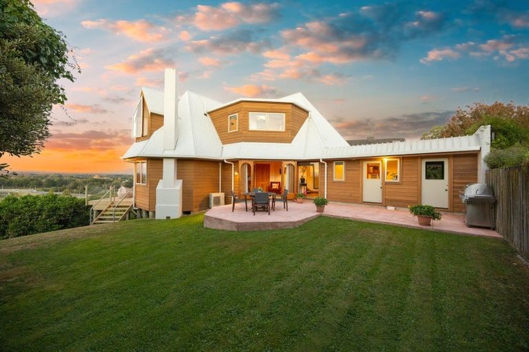 Photo of property in 96 Clifton Terrace, Fitzherbert, Palmerston North, 4410