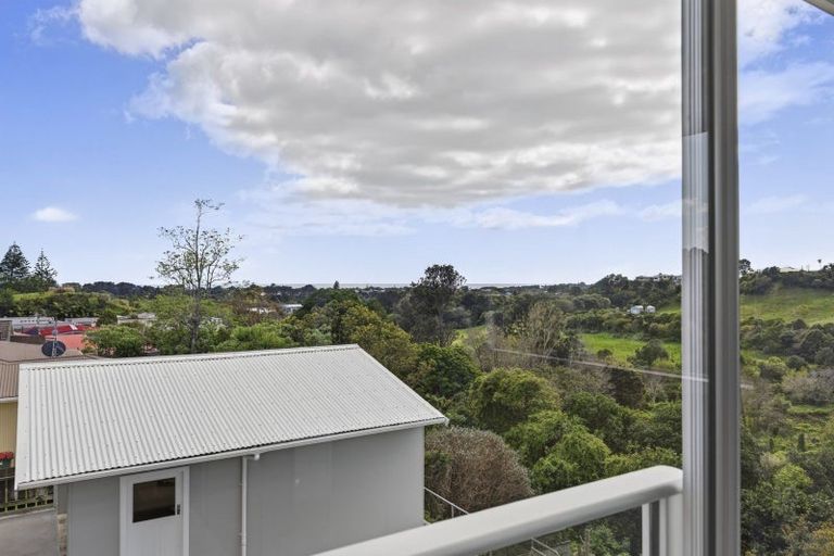 Photo of property in 100 Riversdale Drive, Merrilands, New Plymouth, 4312