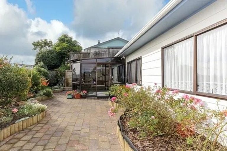 Photo of property in 68 Waiwaka Terrace, Strandon, New Plymouth, 4312