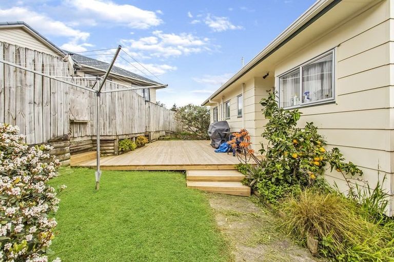 Photo of property in 5 Trengove Place, West Harbour, Auckland, 0618