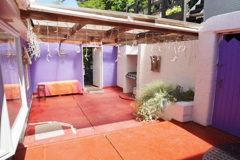 Photo of property in 1 Hawkhurst Road, Lyttelton, 8082