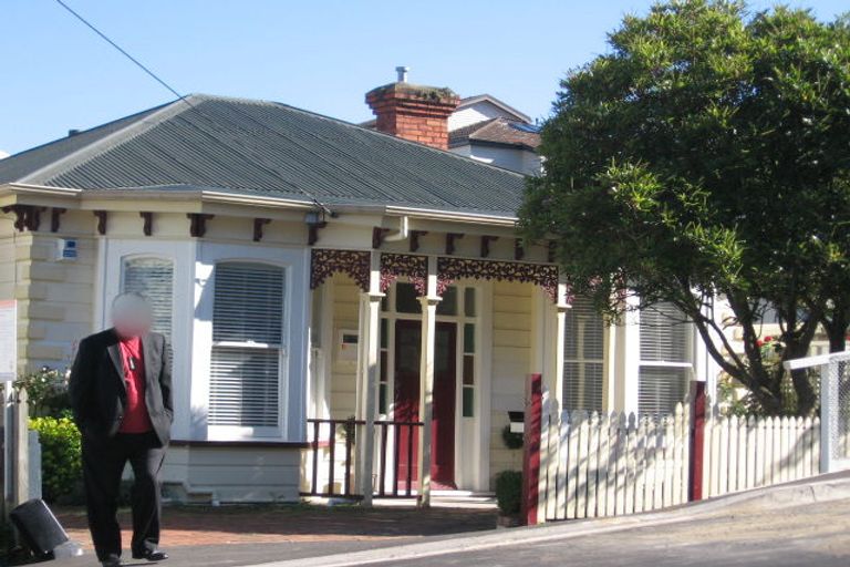 Photo of property in 2/33 Hawker Street, Mount Victoria, Wellington, 6011