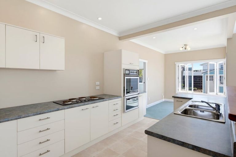 Photo of property in 6 Adrian Grove, Waikanae Beach, Waikanae, 5036