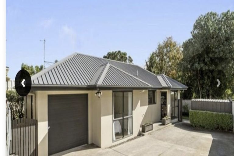 Photo of property in 70a Hobsonville Road, West Harbour, Auckland, 0618