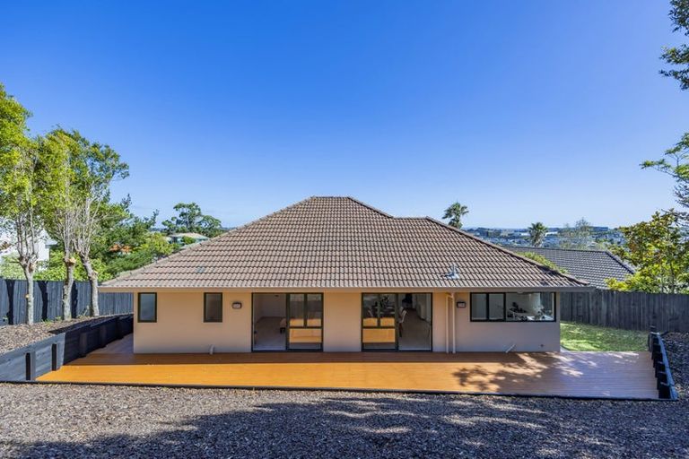 Photo of property in 16 Taroka Close, Pinehill, Auckland, 0632