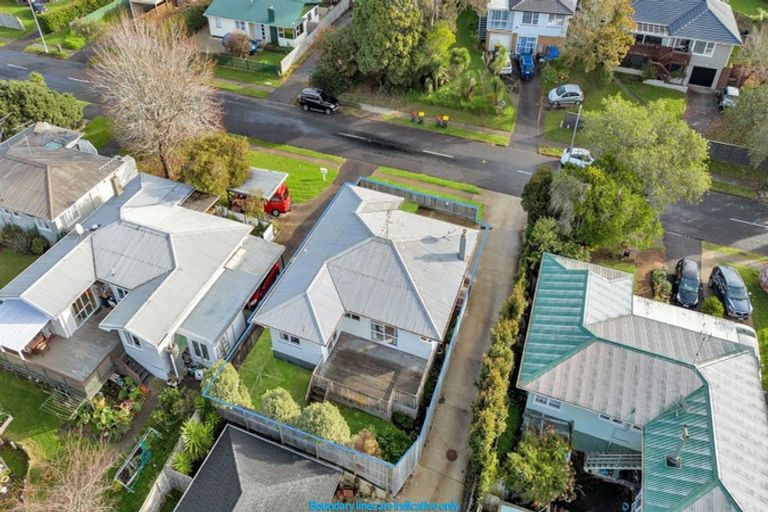 Photo of property in 52 Ennis Avenue, Pakuranga Heights, Auckland, 2010