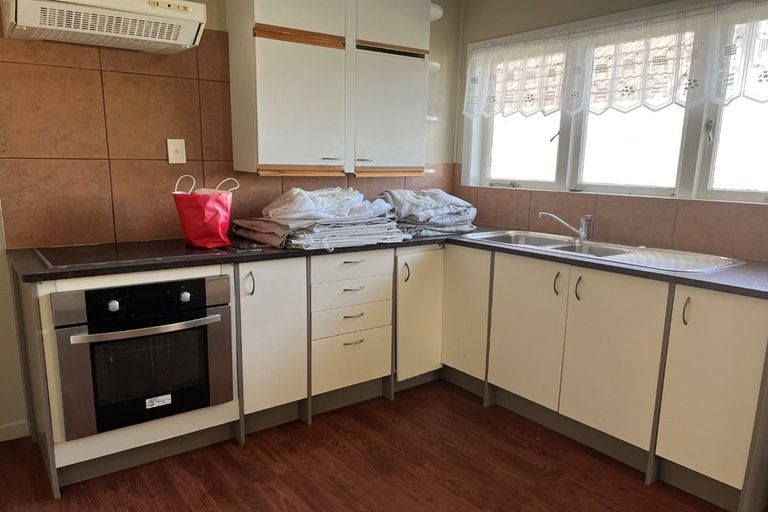 Photo of property in 57 Yeovil Road, Te Atatu Peninsula, Auckland, 0610