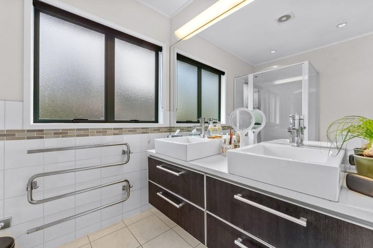 Photo of property in 140 Chelsea View Drive, Chatswood, Auckland, 0626