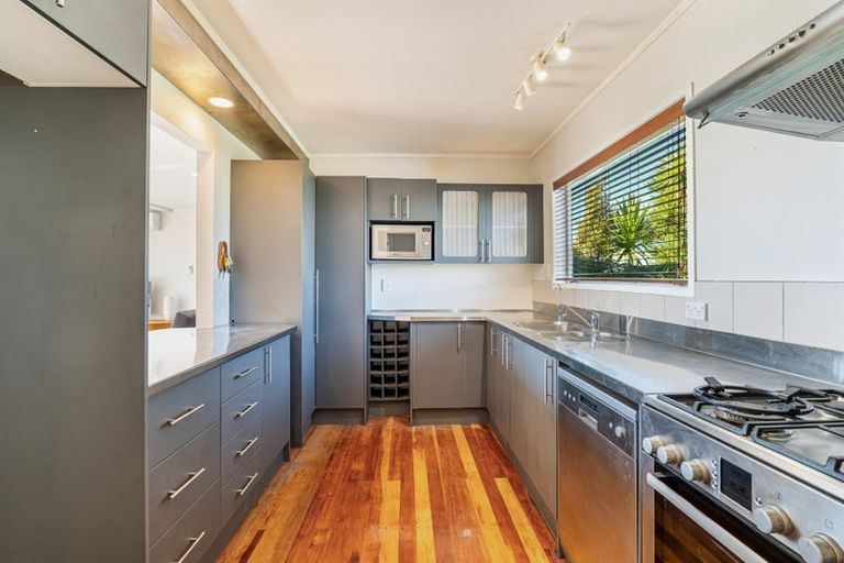 Photo of property in 93 Wade River Road, Stanmore Bay, Whangaparaoa, 0932