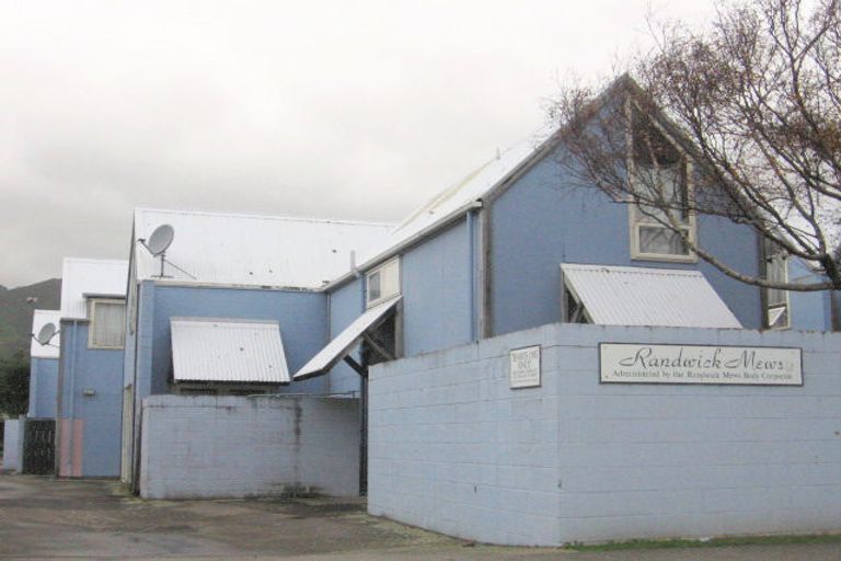 Photo of property in 2/118-122 Randwick Road, Moera, Lower Hutt, 5010