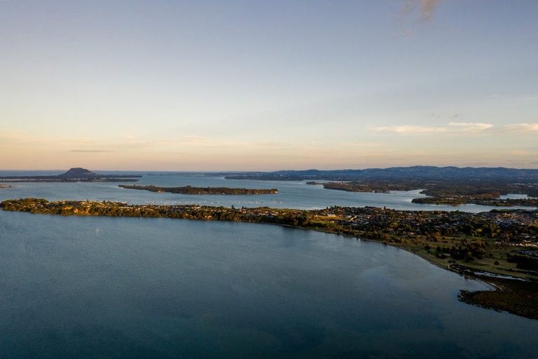 Photo of property in 21 Omokoroa Road, Omokoroa, 3114