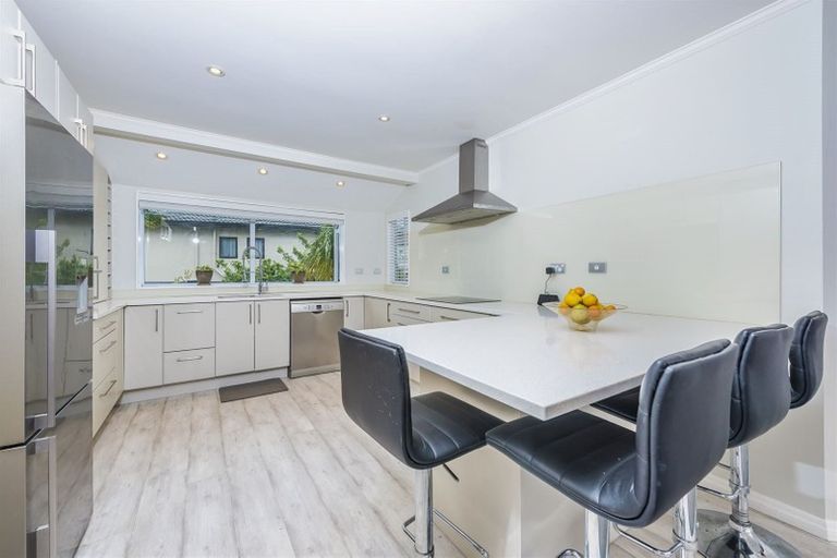 Photo of property in 9 Whiting Grove, West Harbour, Auckland, 0618