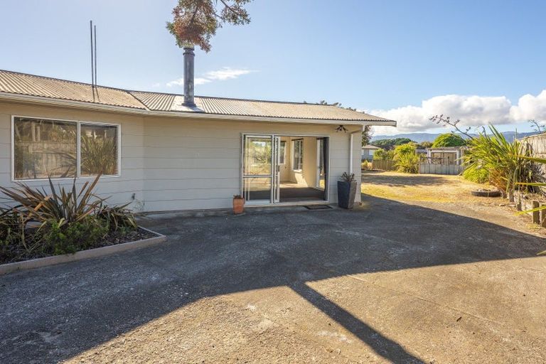 Photo of property in 52 Sarah Street, Waikawa Beach, Levin, 5573
