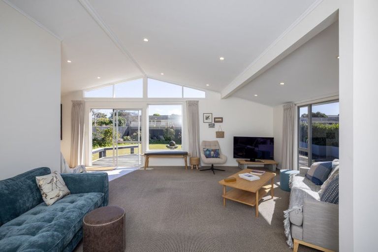 Photo of property in 11 Hadfield Place, Paraparaumu Beach, Paraparaumu, 5032
