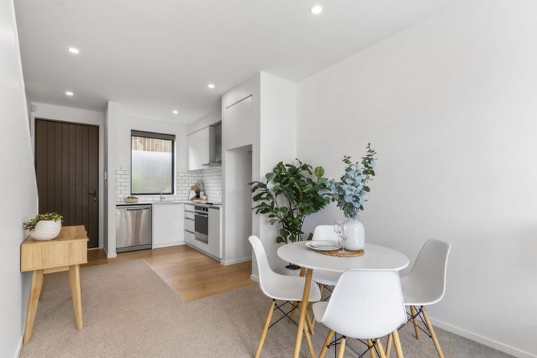 Photo of property in 2/62 Spenmoor Street, Newlands, Wellington, 6037