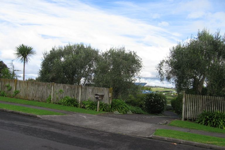 Photo of property in 12 Chisbury Terrace, Shelly Park, Auckland, 2014