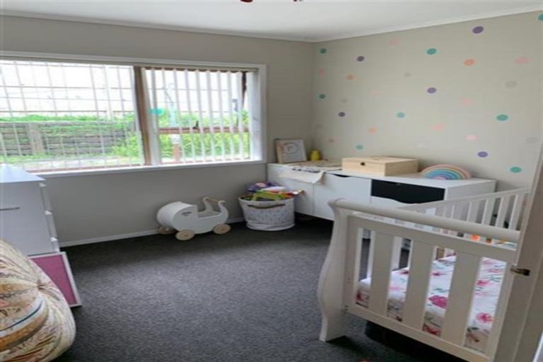 Photo of property in 1 Cedar Heights Avenue, Massey, Auckland, 0614