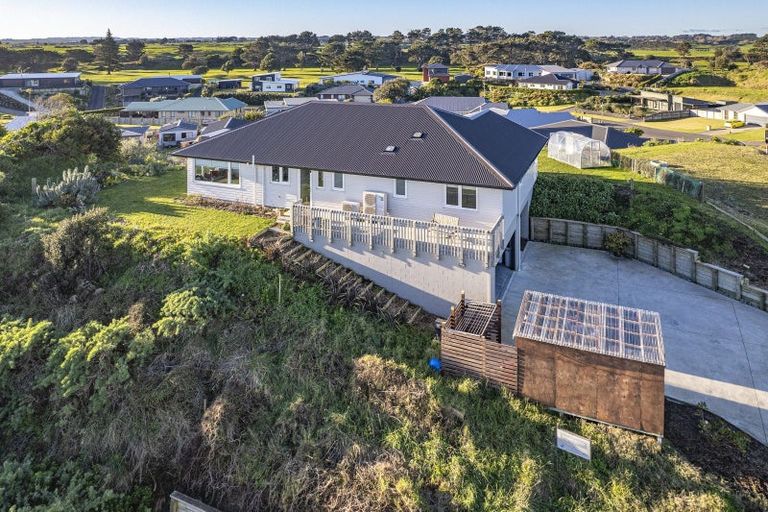 Photo of property in 12 Longbeach Drive, Castlecliff, Whanganui, 4501