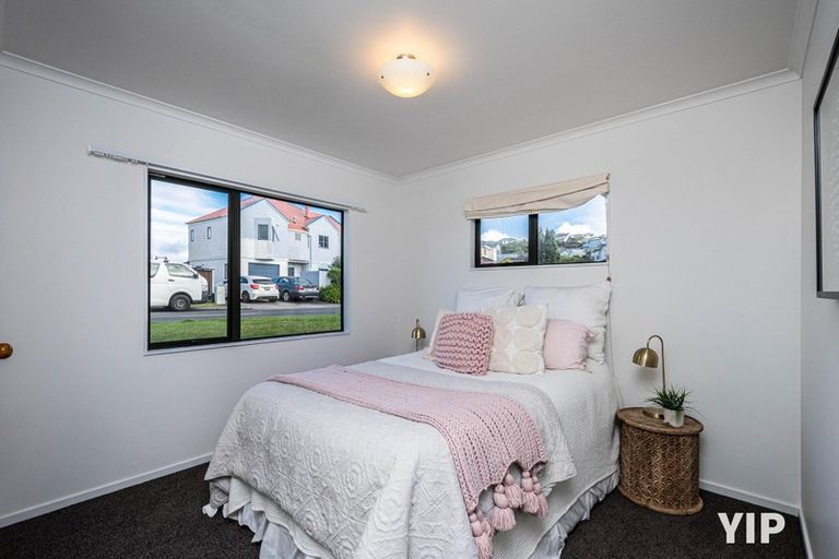 Photo of property in 1a Bennett Grove, Newlands, Wellington, 6037