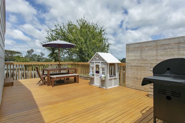 Photo of property in 1/10 Oreil Avenue, West Harbour, Auckland, 0618