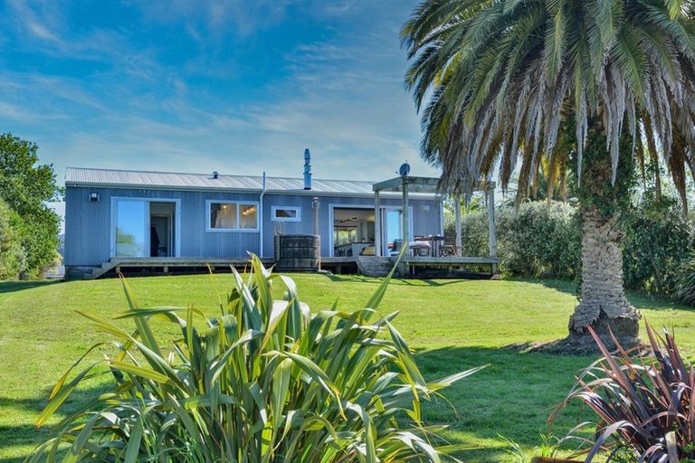 Photo of property in 14 Monkhouse Street, Tolaga Bay, 4077