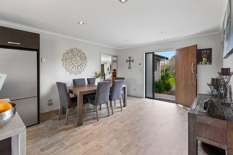 Photo of property in 124 Boord Crescent, Kumeu, 0891