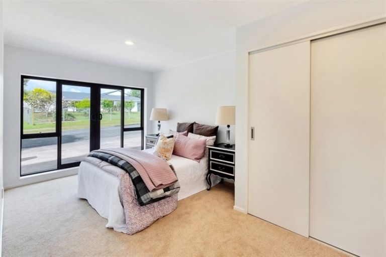 Photo of property in 14 Rhinevale Close, Henderson, Auckland, 0612