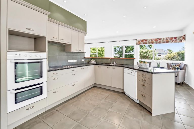 Photo of property in 72 Marine Parade, Mellons Bay, Auckland, 2014