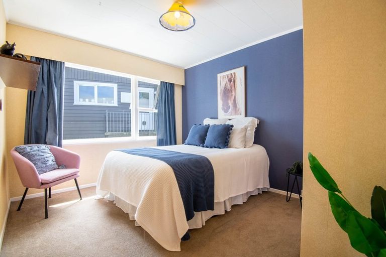 Photo of property in 5 Longcroft Terrace, Newlands, Wellington, 6037