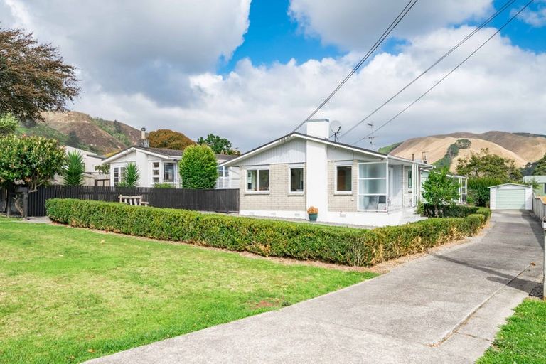 Photo of property in 6 Utauta Street, Waikanae, 5036