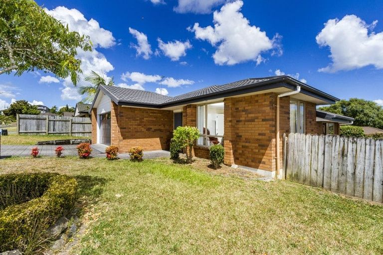 Photo of property in 5 Sunvista Avenue, Oteha, Auckland, 0632