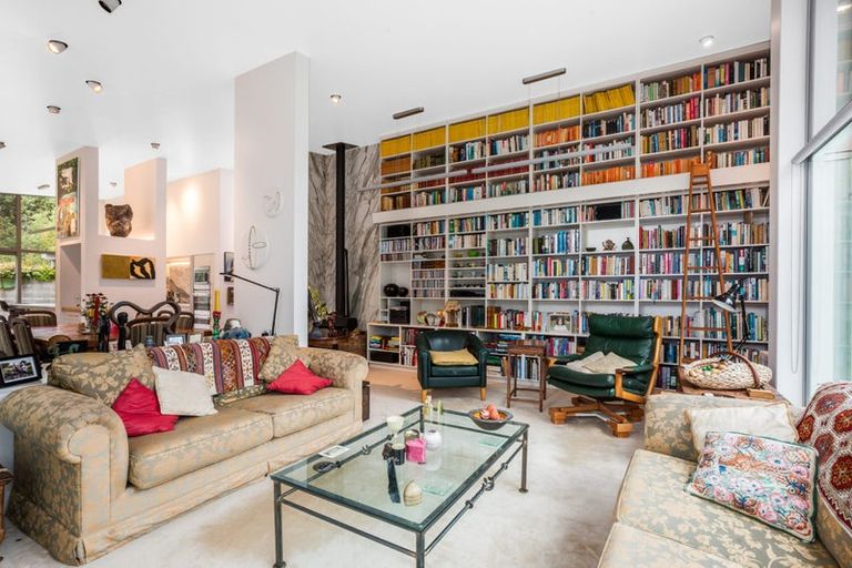 Photo of property in 82 Blue Mountains Road, Pinehaven, Upper Hutt, 5019